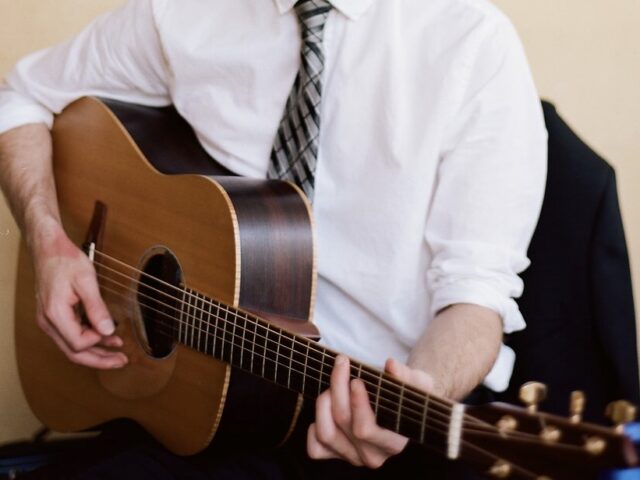 wedding guitarist